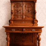 Kabinettschrank Gründerzeit Nussbaum Schuppendach