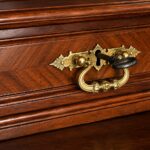 Messingbeschlag mit Originalschlüssel am Kabinettschrank Groschkus
