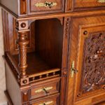 Seitliche Ablage mit gedrechselter Säule am Kabinettschrank Groschkus