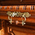 Aufsatzbuffet Julius Groschkus Eiche – Schubladengriff mit Schlüssel