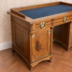 Jugendstil-Schreibtisch in Eiche – Schrägansicht mit Galerie
