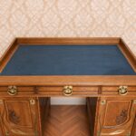 Jugendstil-Schreibtisch – Schreibfläche mit blauem Mikrofaser-Bezug
