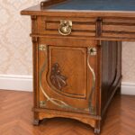 Jugendstil-Schreibtisch – Tür mit floralem Messing-Beschlagwerk