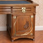 Jugendstil-Schreibtisch – Tür mit geschwungenem Messing-Beschlag