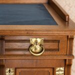 Jugendstil-Schreibtisch – Messinggriff an der Schublade