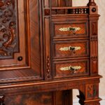Schubladen mit Messingbeschlägen und Baluster, Seitenansicht, Kabinettschrank Groschkus