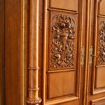 Gedrechselte Säule und geschnitzte Türfüllung