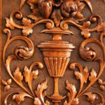 Detail der Schnitzerei: Vase mit Früchten und Ranken