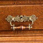 Schubkasten mit Messingbeschlag und gedrechseltem Griff